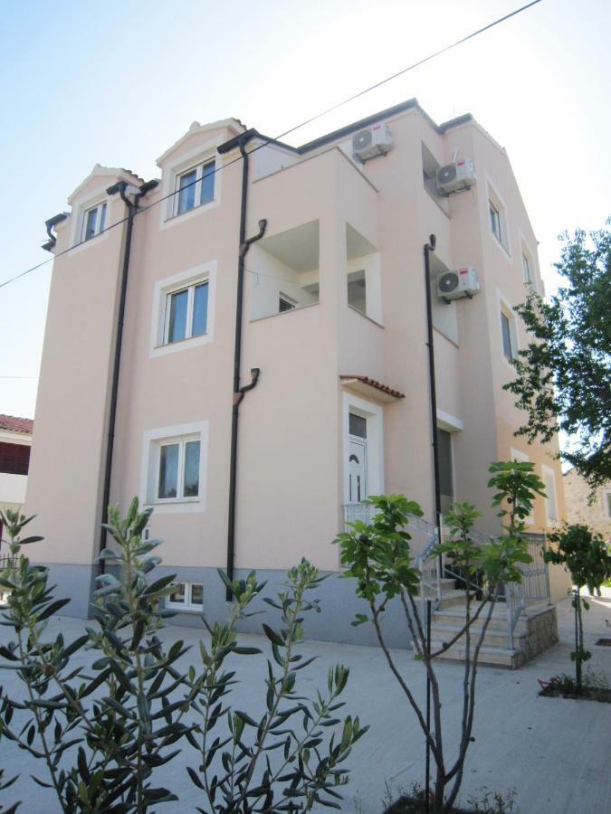 M&B Guest House Srima Bagian luar foto