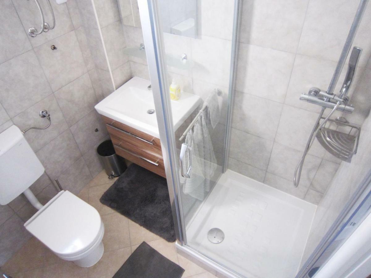 M&B Guest House Srima Bagian luar foto