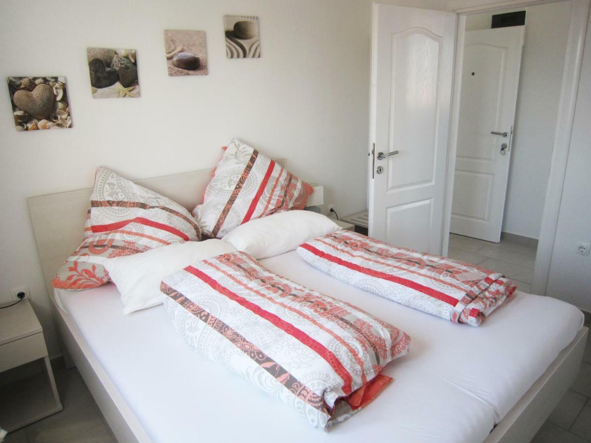 M&B Guest House Srima Bagian luar foto