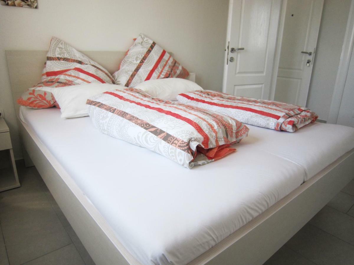 M&B Guest House Srima Bagian luar foto