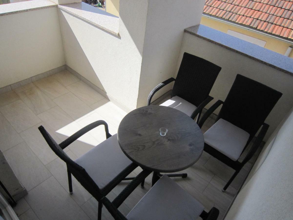 M&B Guest House Srima Bagian luar foto