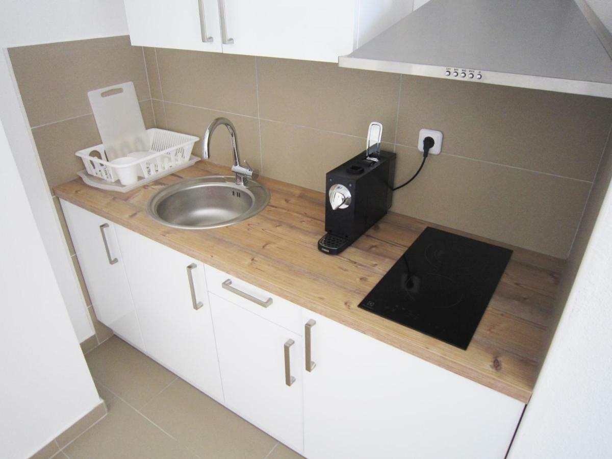 M&B Guest House Srima Bagian luar foto
