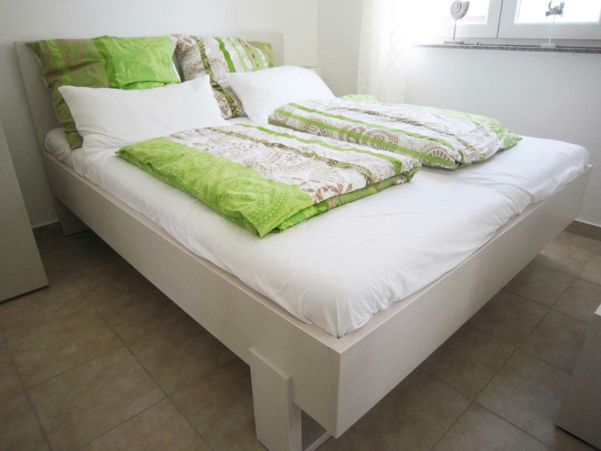 M&B Guest House Srima Bagian luar foto