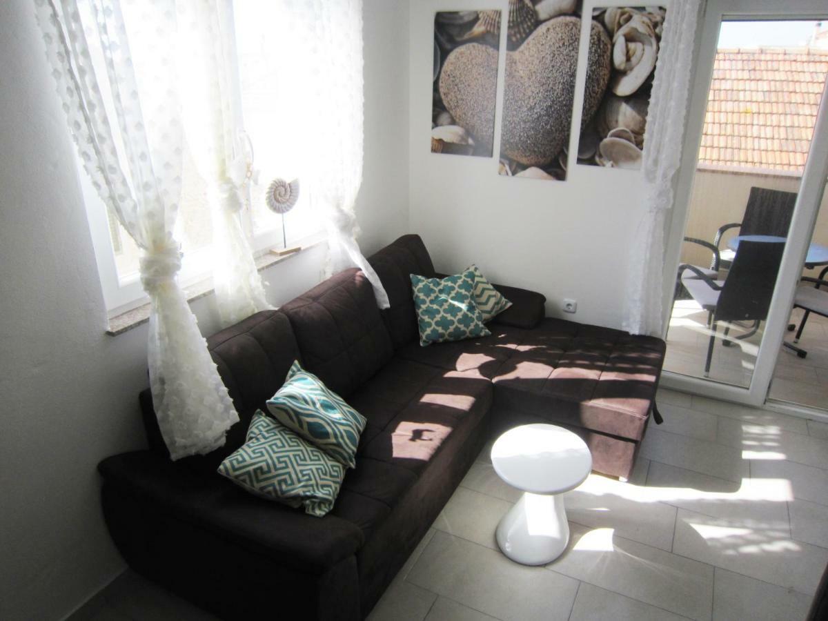 M&B Guest House Srima Bagian luar foto