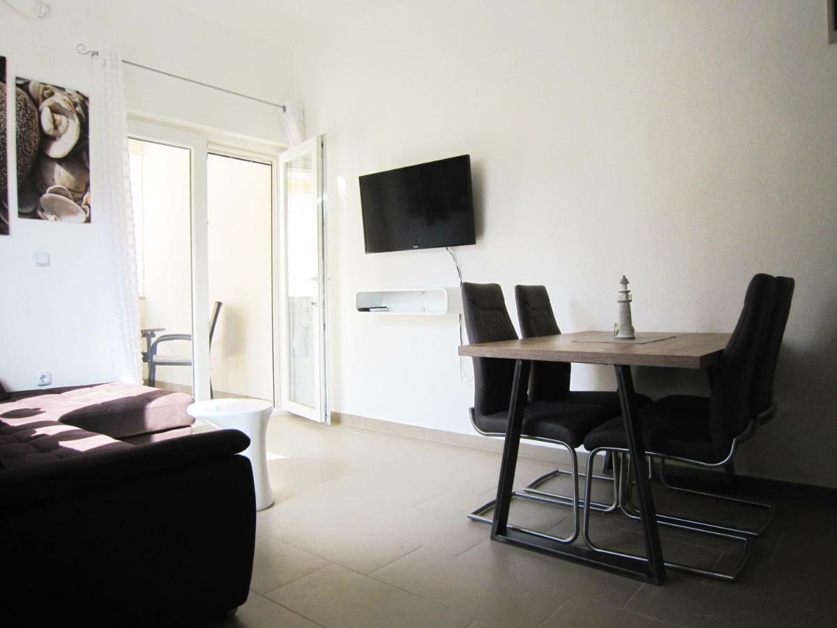 M&B Guest House Srima Bagian luar foto