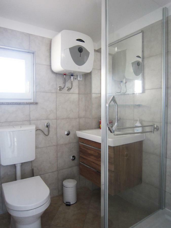 M&B Guest House Srima Bagian luar foto