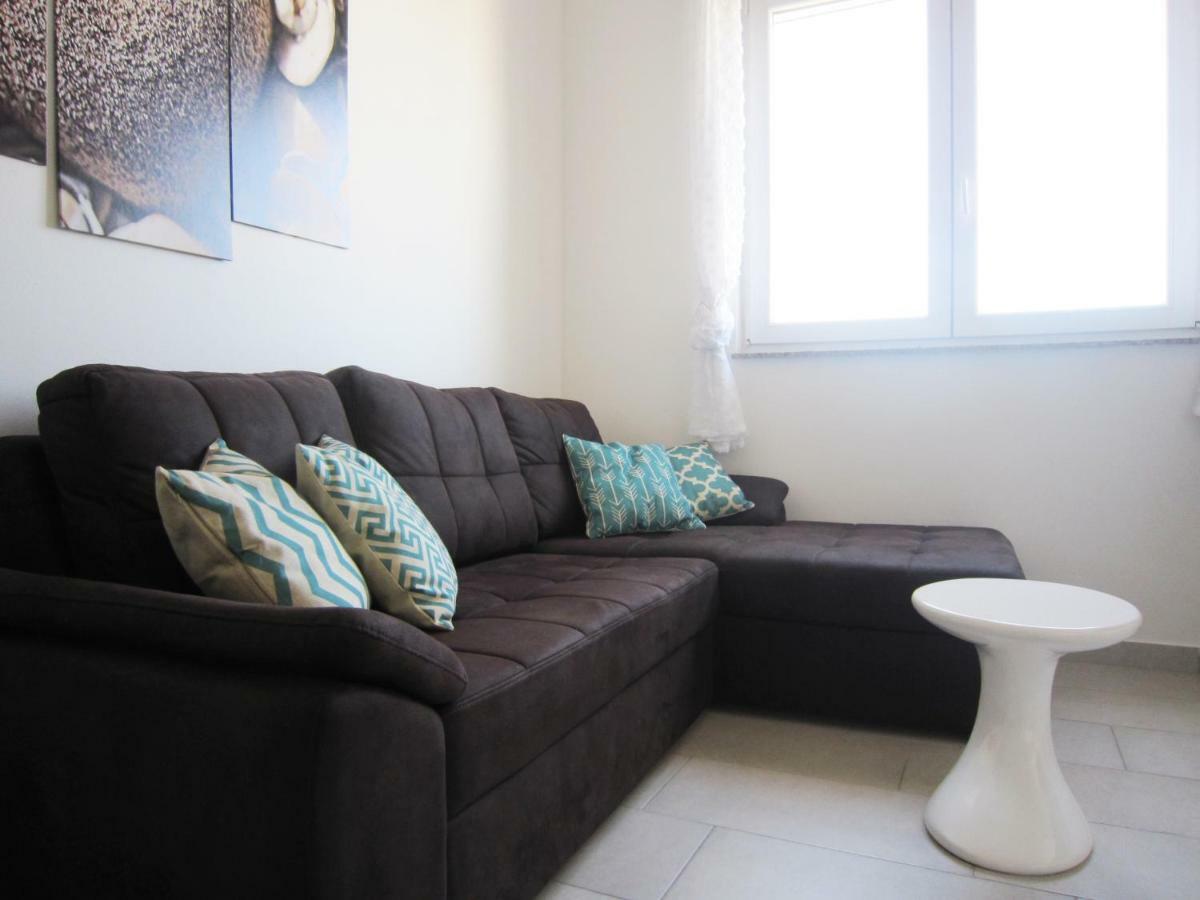 M&B Guest House Srima Bagian luar foto