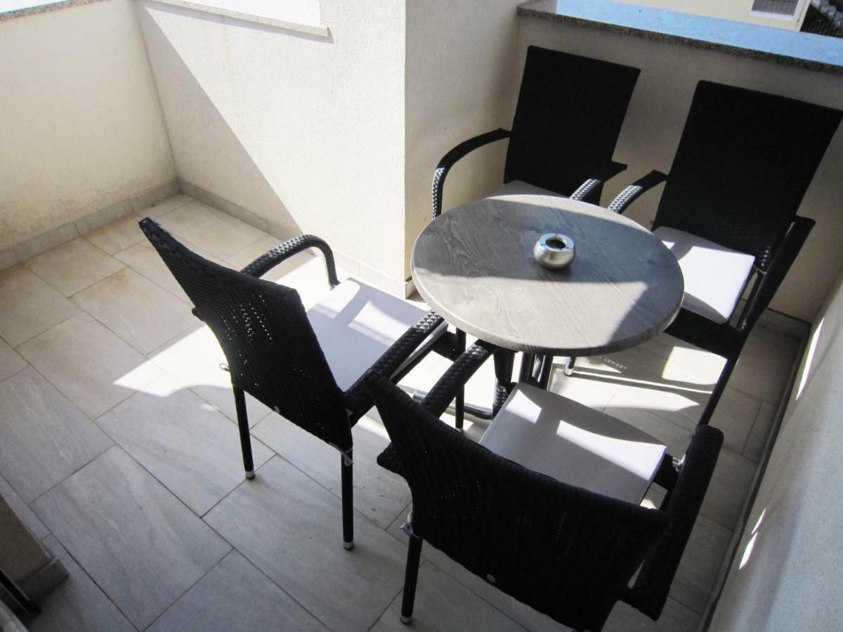 M&B Guest House Srima Bagian luar foto